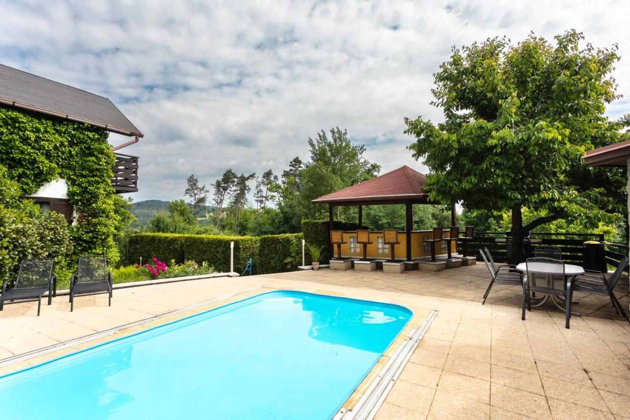 Private Summer House With Swimming Pool, Beach Bar And Pit For Football And Volleyball Hvezdonice Exterior photo