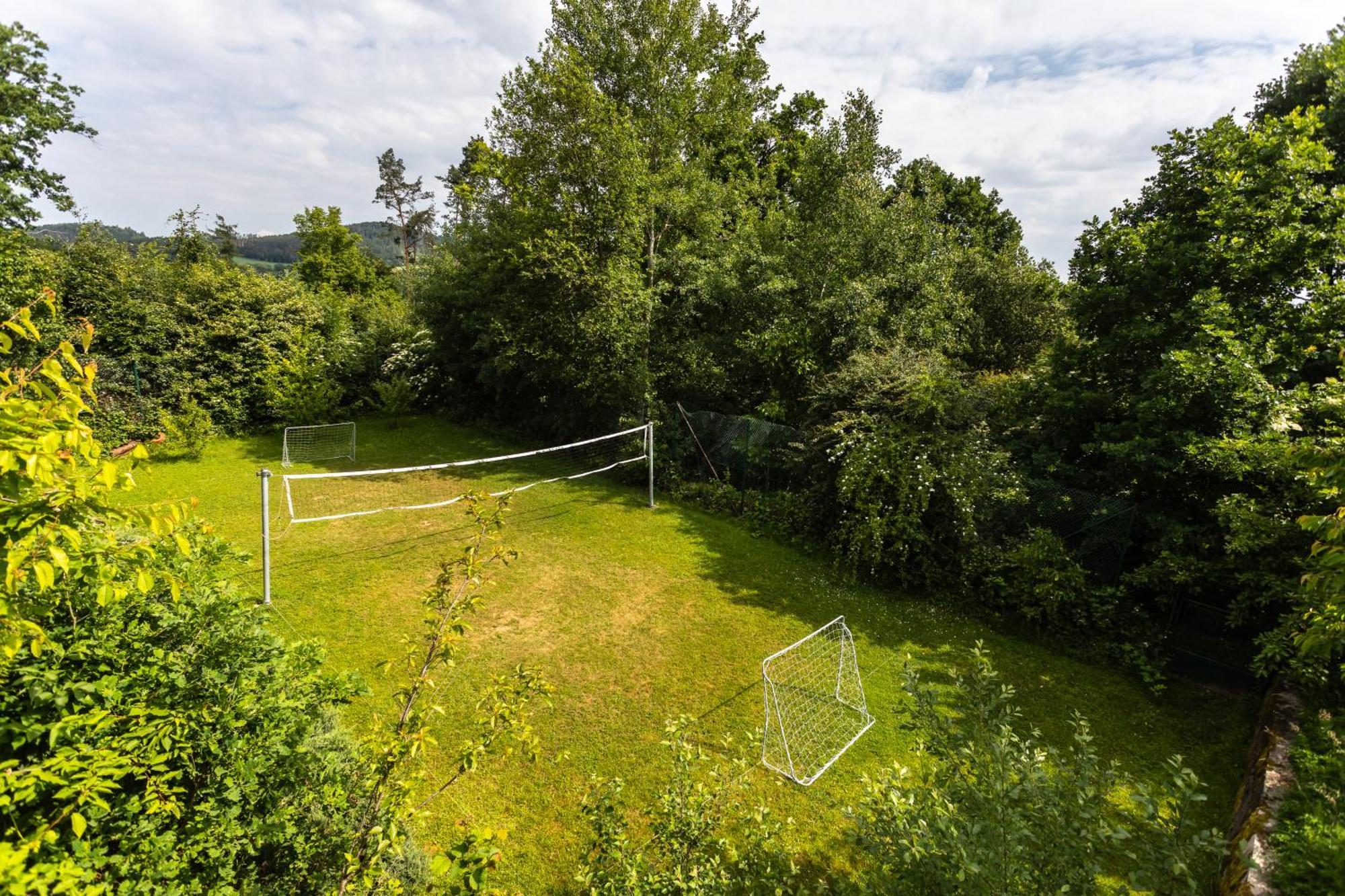 Private Summer House With Swimming Pool, Beach Bar And Pit For Football And Volleyball Hvezdonice Exterior photo