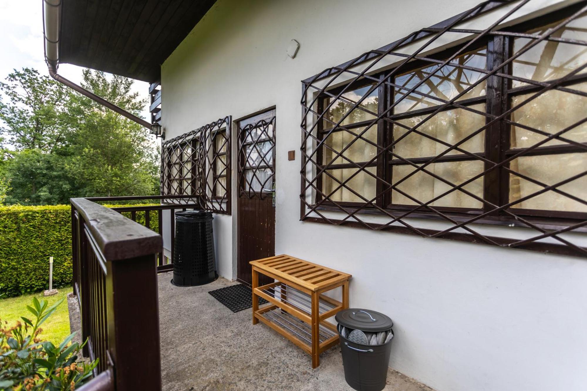 Private Summer House With Swimming Pool, Beach Bar And Pit For Football And Volleyball Hvezdonice Exterior photo